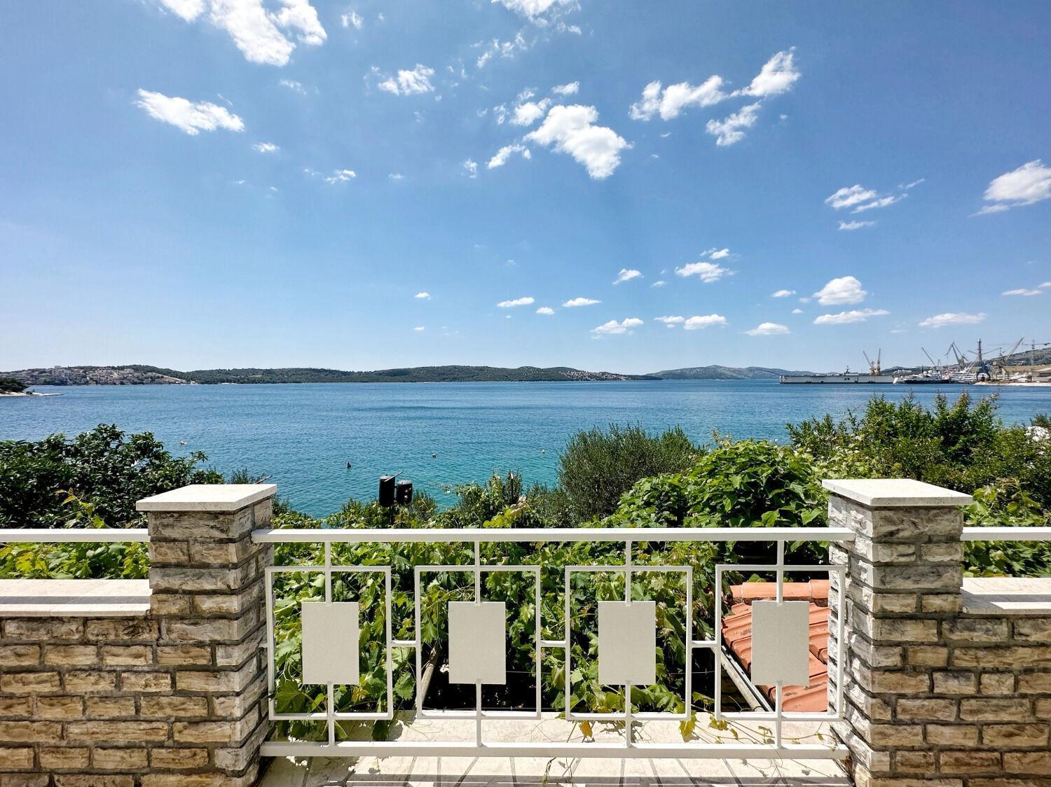 Apartments Mihaela - sea view Trogir Bagian luar foto