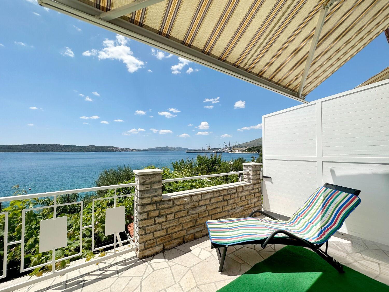 Apartments Mihaela - sea view Trogir Bagian luar foto