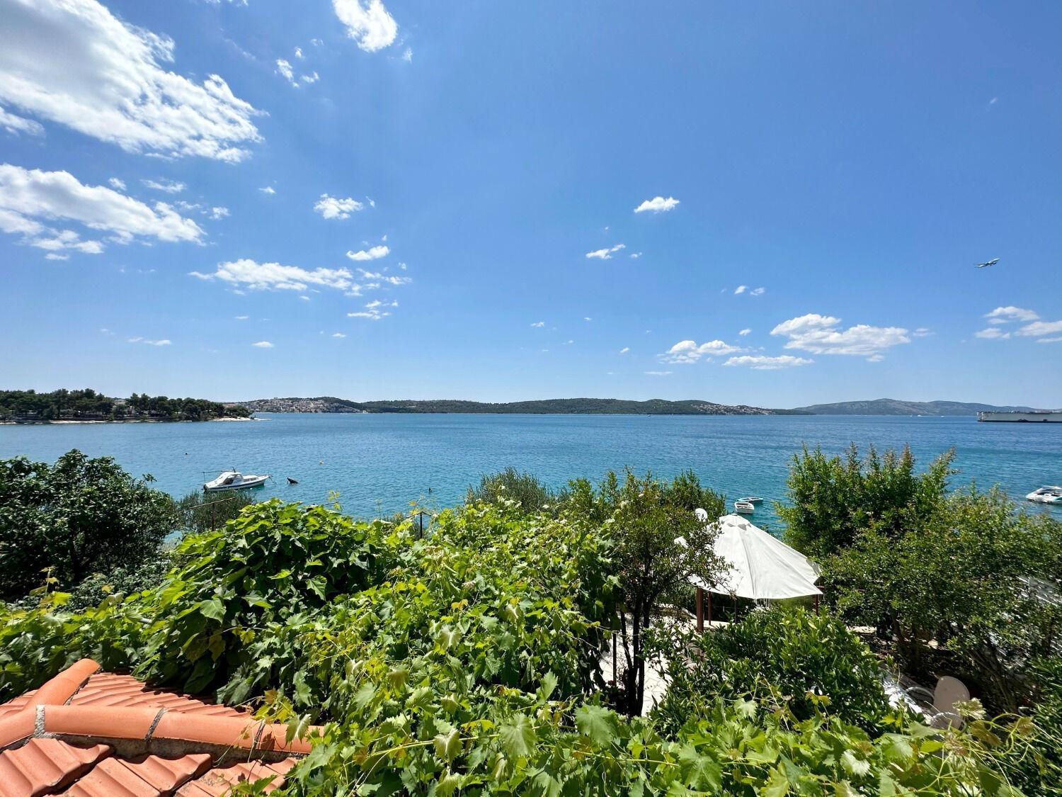 Apartments Mihaela - sea view Trogir Bagian luar foto