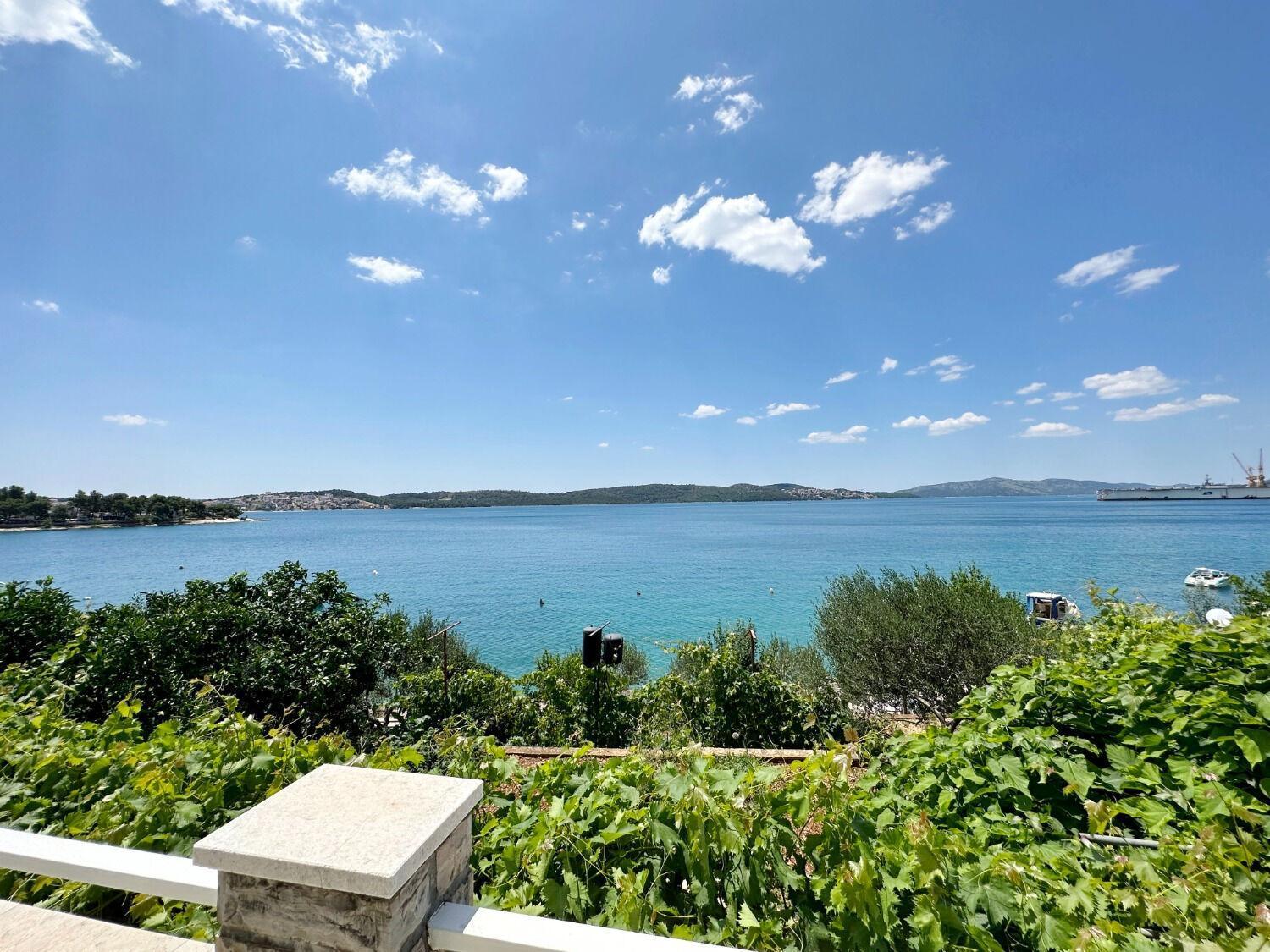 Apartments Mihaela - sea view Trogir Bagian luar foto